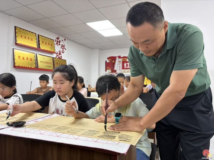 军魂润童心 笔墨悟生命 “爱·莲说”生命教育志愿服务队开展儿童红色生命教育主题课堂