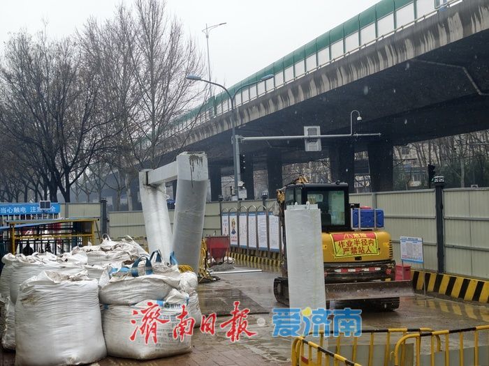 二环东路百花公园东门人行过街天桥主体桥墩成型