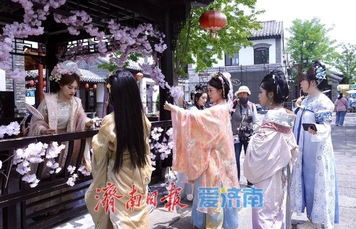 打卡热：游人如织秩序井然，古韵老街尽显文明风尚