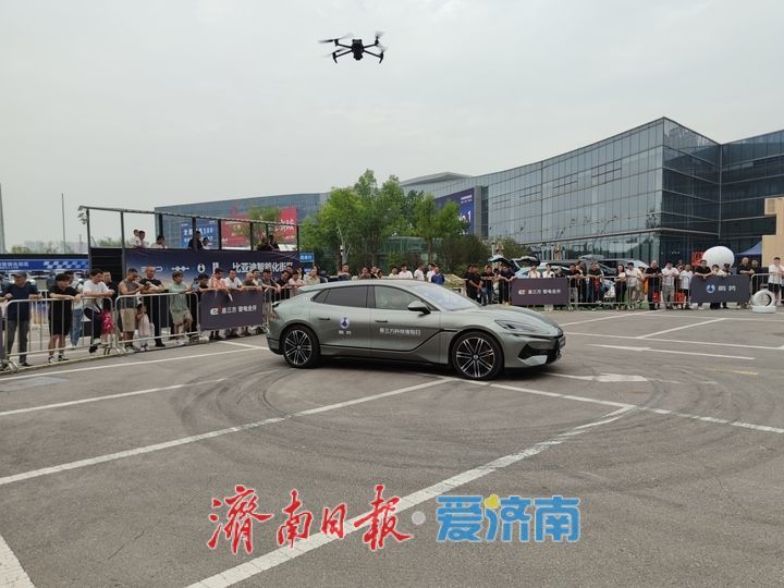车载无人机系统、代客泊车、圆规掉头……新能源“黑科技”车展亮相引众人围观
