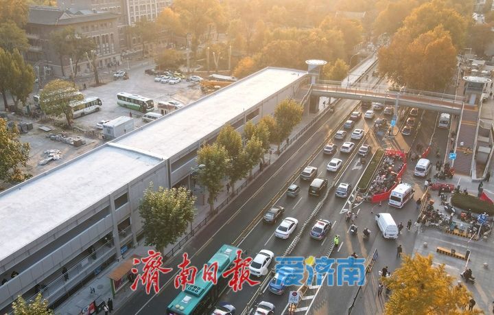 新建过街天桥启用，缓解齐鲁医院医圈交通压力
