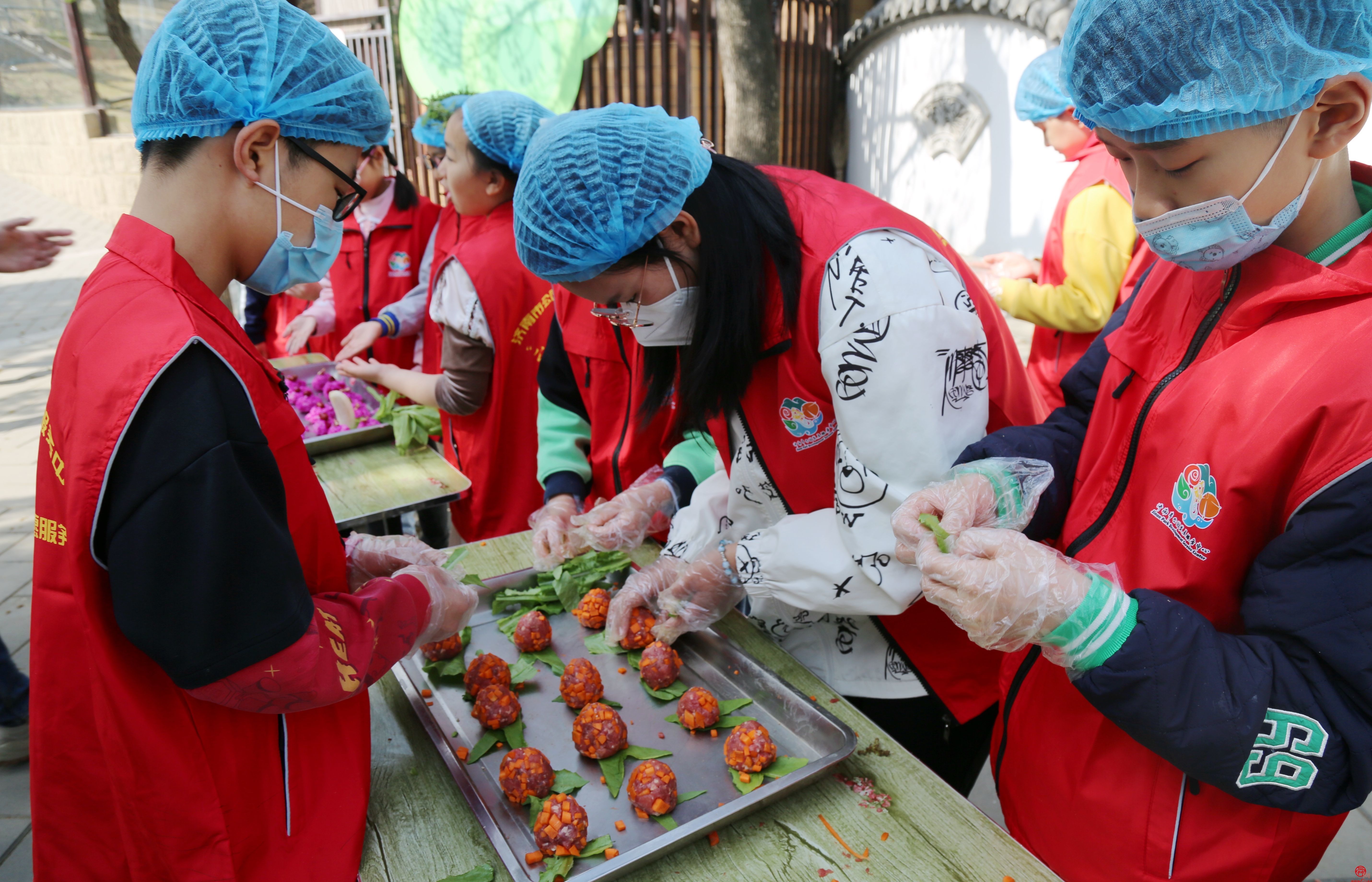 食物丰容新体验 奏响美食交响乐——济南动物园开展清明节动物丰容特色活动