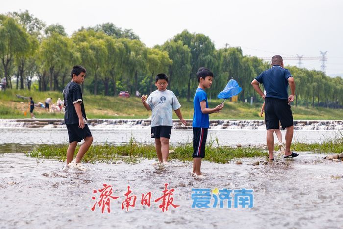 高温退场凉意来袭 济南玉符河成市民周末纳凉露营好去处