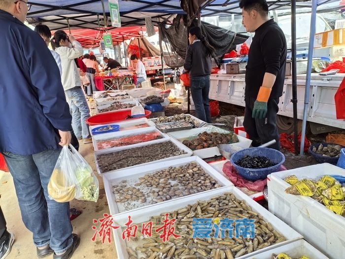 大集上，凉皮西瓜成“热门选择”