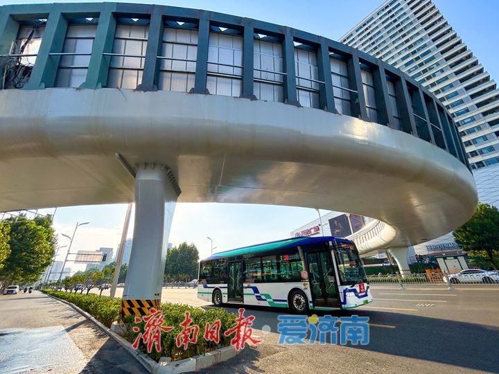 “新月飞架”初显风姿 高新万达过街天桥进入施工收尾阶段