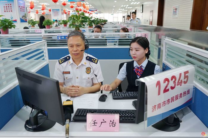 济南市消防救援支队到12345市民服务热线接听市民来电
