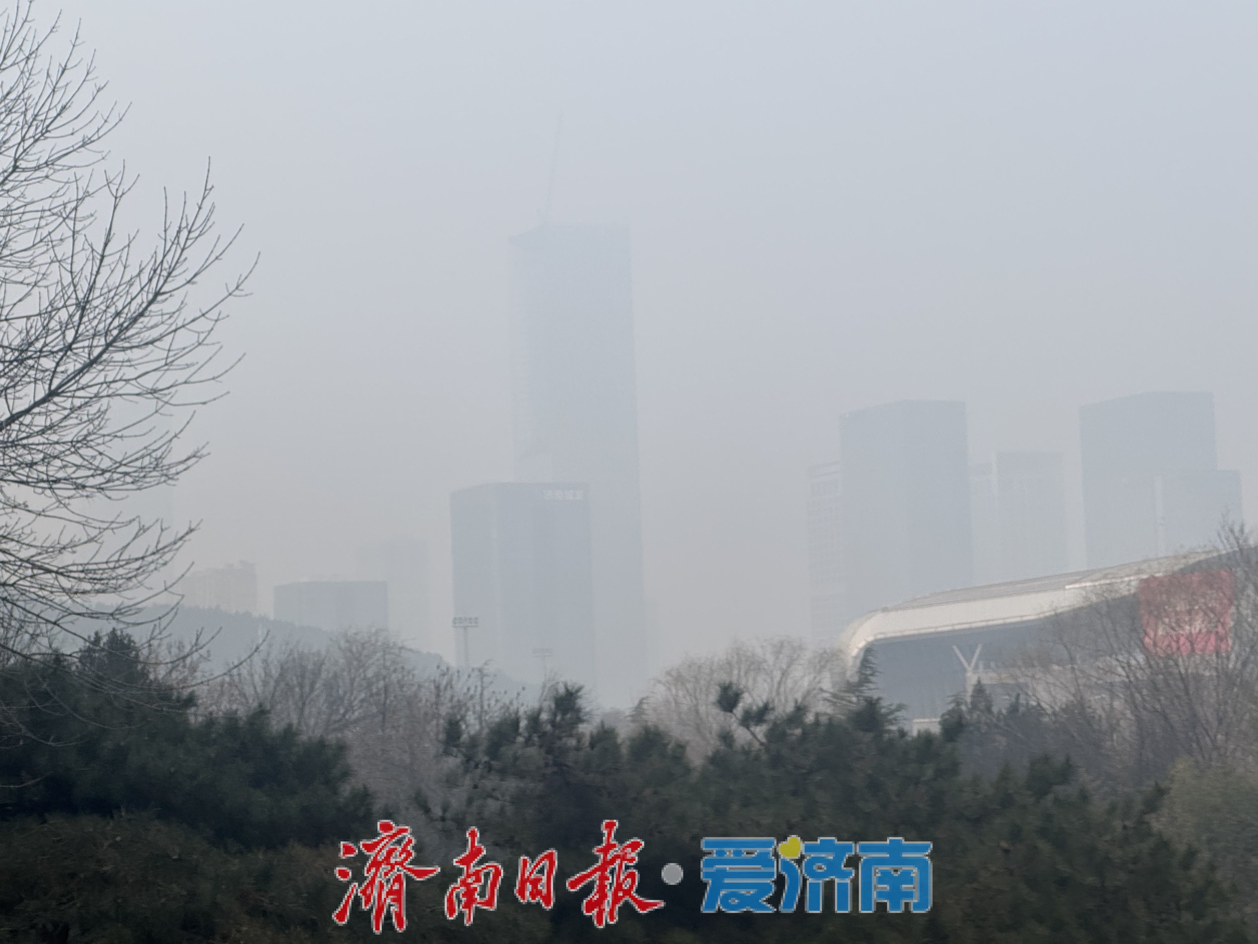 大雾锁城 济南CBD现“空中画卷”