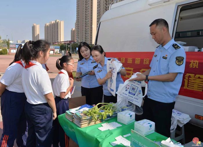 开学季，济南市市场监管综合行政执法支队开展送法进校园活动