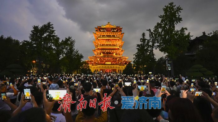 一年四季 泉在济南丨璀璨瞬间！超然楼亮灯“超燃”时刻 暑期打卡热度不减