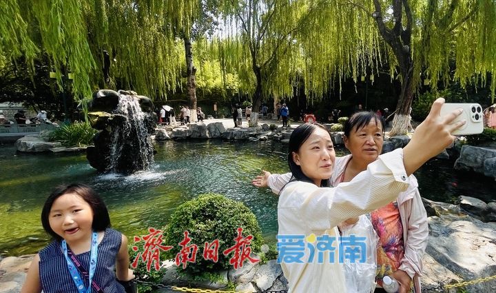 金秋五龙潭月牙泉喷涌超一年，“月牙飞瀑”超长待机365天