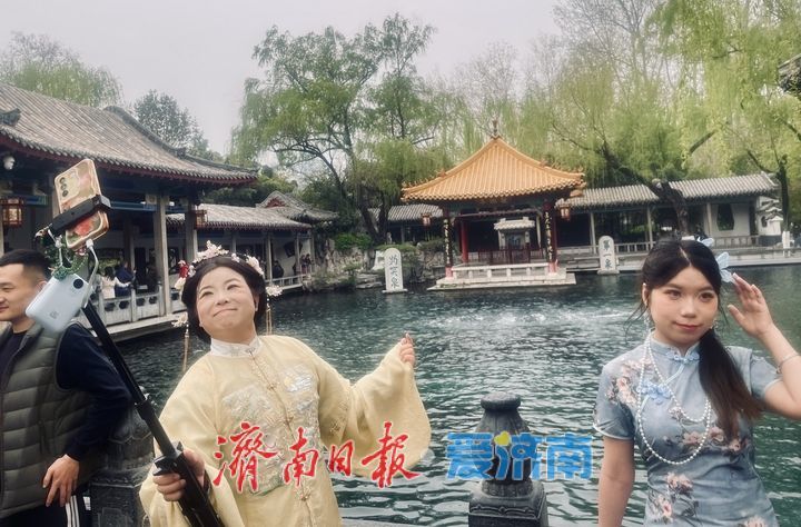 趵突泉水位同比高出一米 “三股水”喷涌引客来