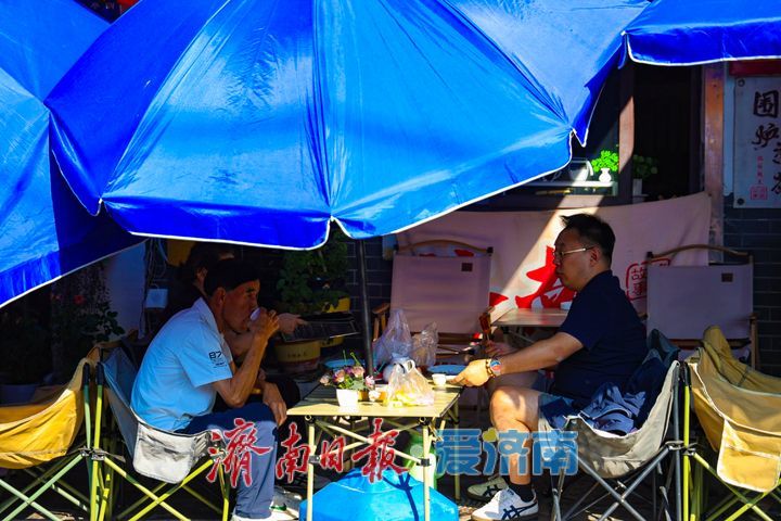 一年四季 泉在济南丨曲水亭街秋意起 遮阳伞下聚温情