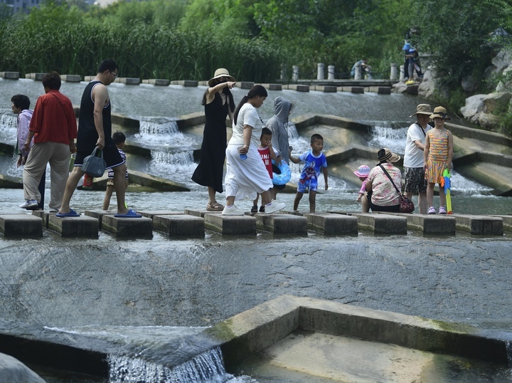 碧波荡漾，初秋时节济南龙鼎滨水公园人气旺