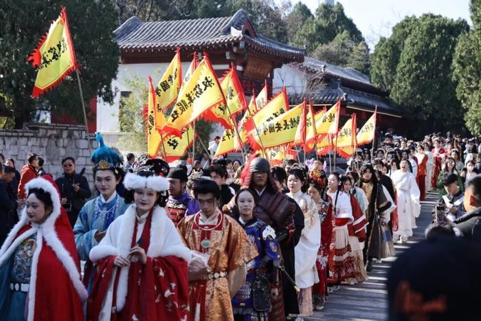 济南第六届汉服文化嘉年华启幕，身着正规汉服可免票登千佛山