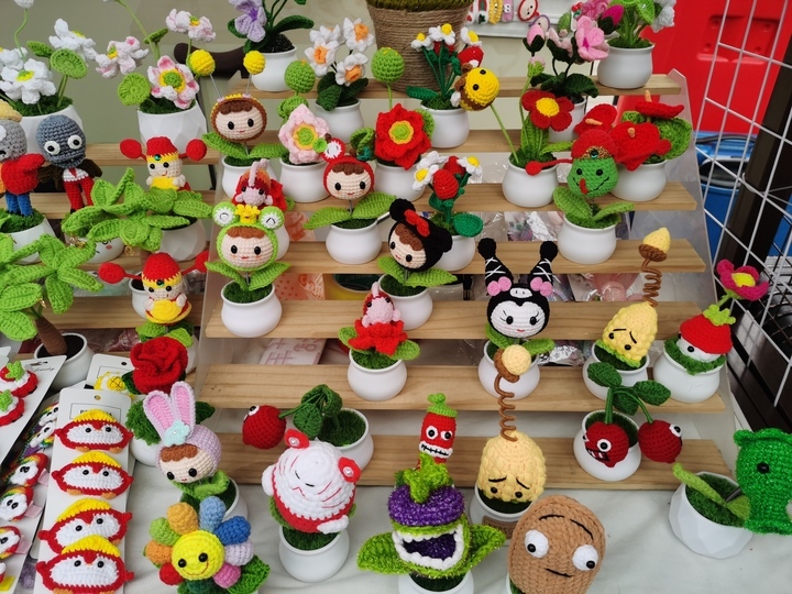 “泉”在济南过大年｜泰安“瓷娃娃”到明湖市集摆摊，她的手工作品卖火了