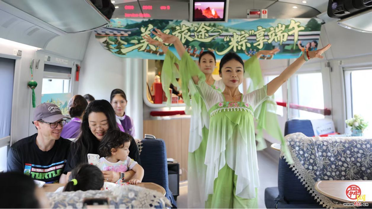 美好旅途“粽”享端午 高铁旅客沉浸式体验传统佳节