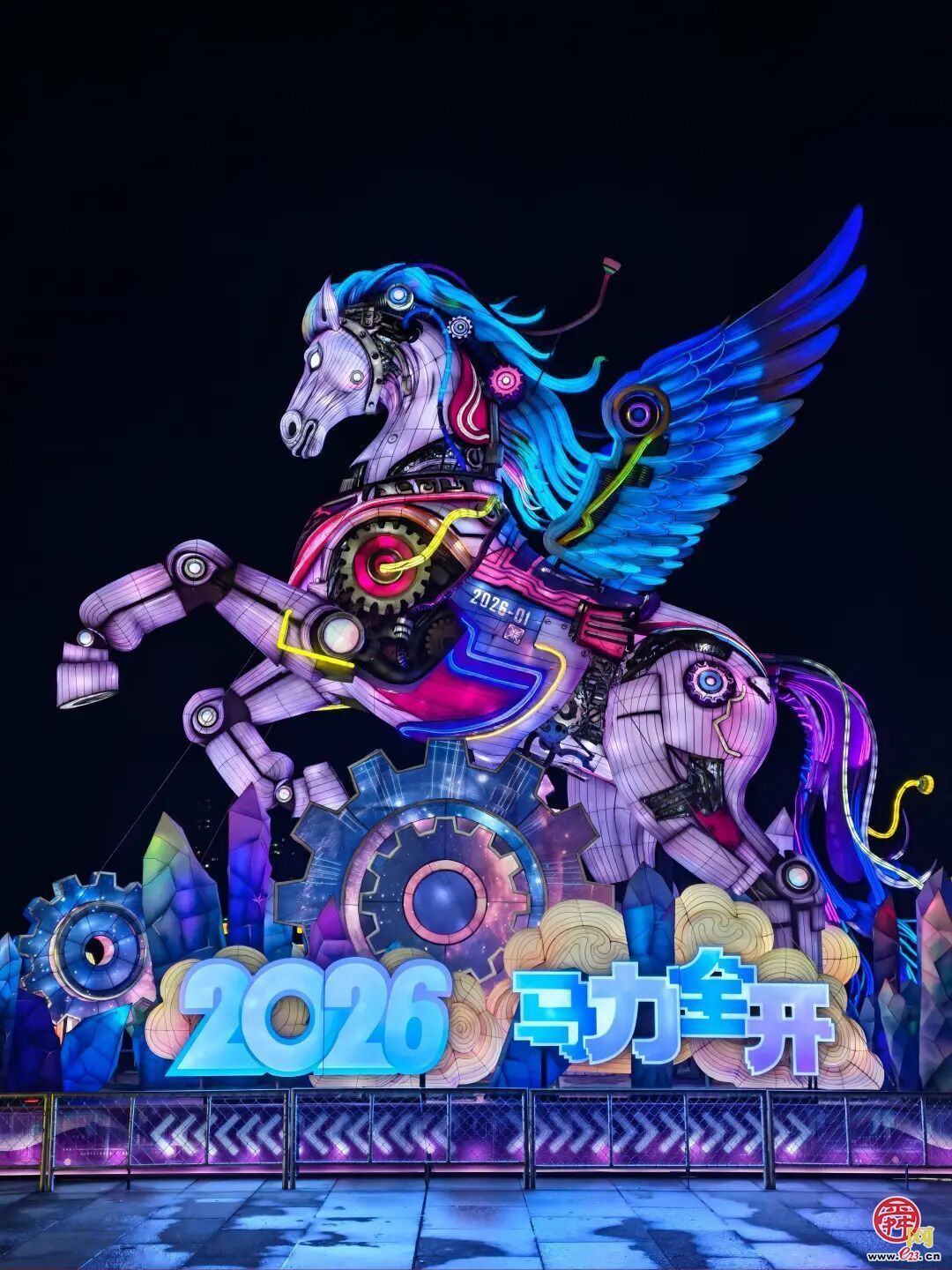 赛博朋克风氛围拉满 “马力全开”灯组亮相天下第一泉迎春花灯会