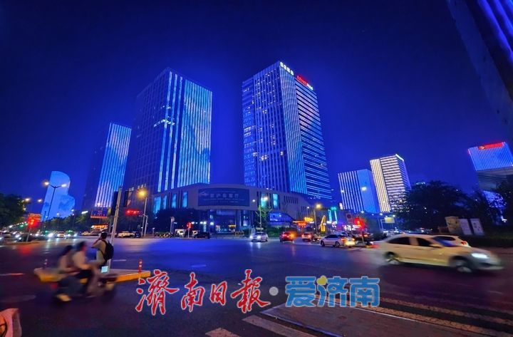济南西部灯光秀点亮泉城璀璨夜空