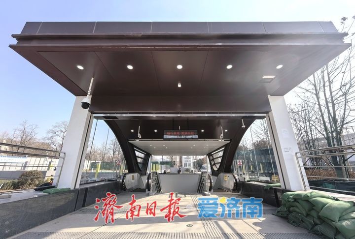 站名标识牌陆续安装就位 济南轨交8号线开通运营进入倒计时