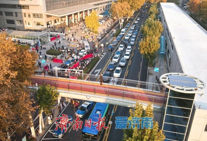 新建过街天桥启用，缓解齐鲁医院医圈交通压力