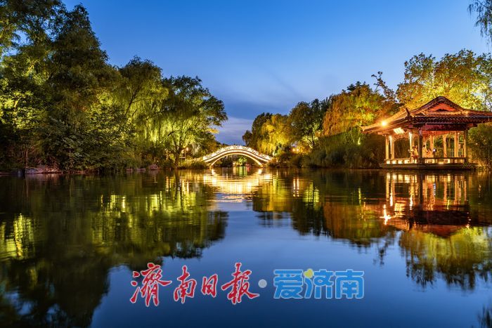 大明湖流金溢彩 暮色湖光点燃泉城烟火人间