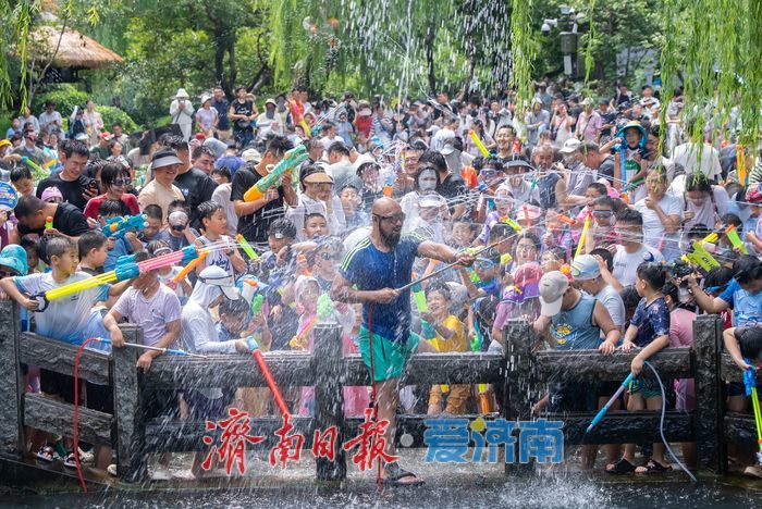泼水吧！五龙潭的“大胡子叔叔”