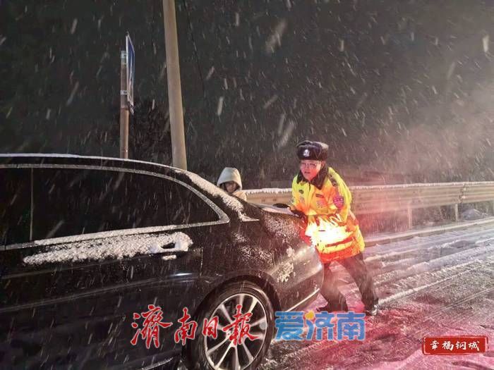 首场降雪如约而至 钢城区多方联动保路畅通