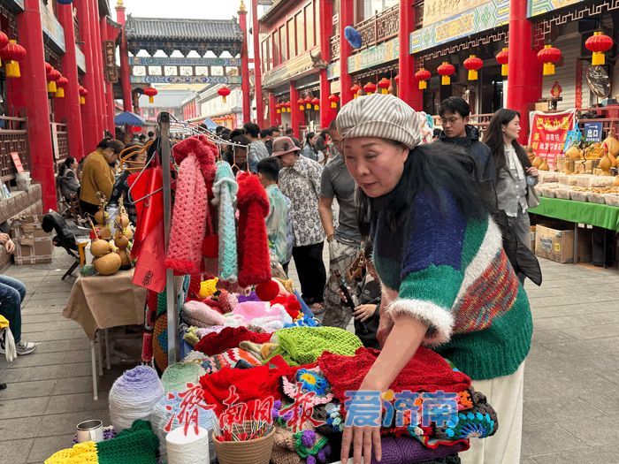 泉在济南过大年丨暖阳催热文化市集 济南英雄山市场假期尾声人气旺