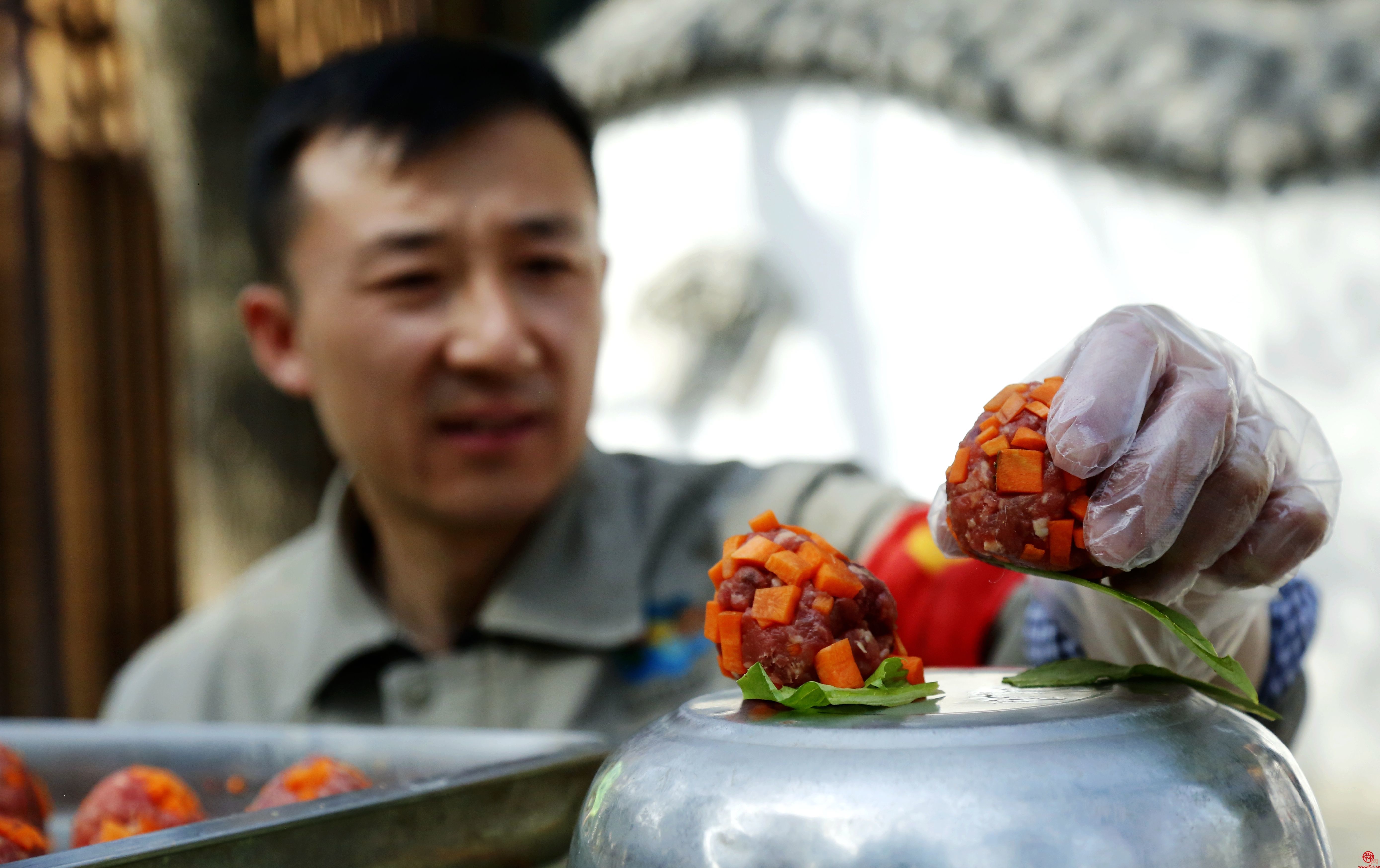 食物丰容新体验 奏响美食交响乐——济南动物园开展清明节动物丰容特色活动
