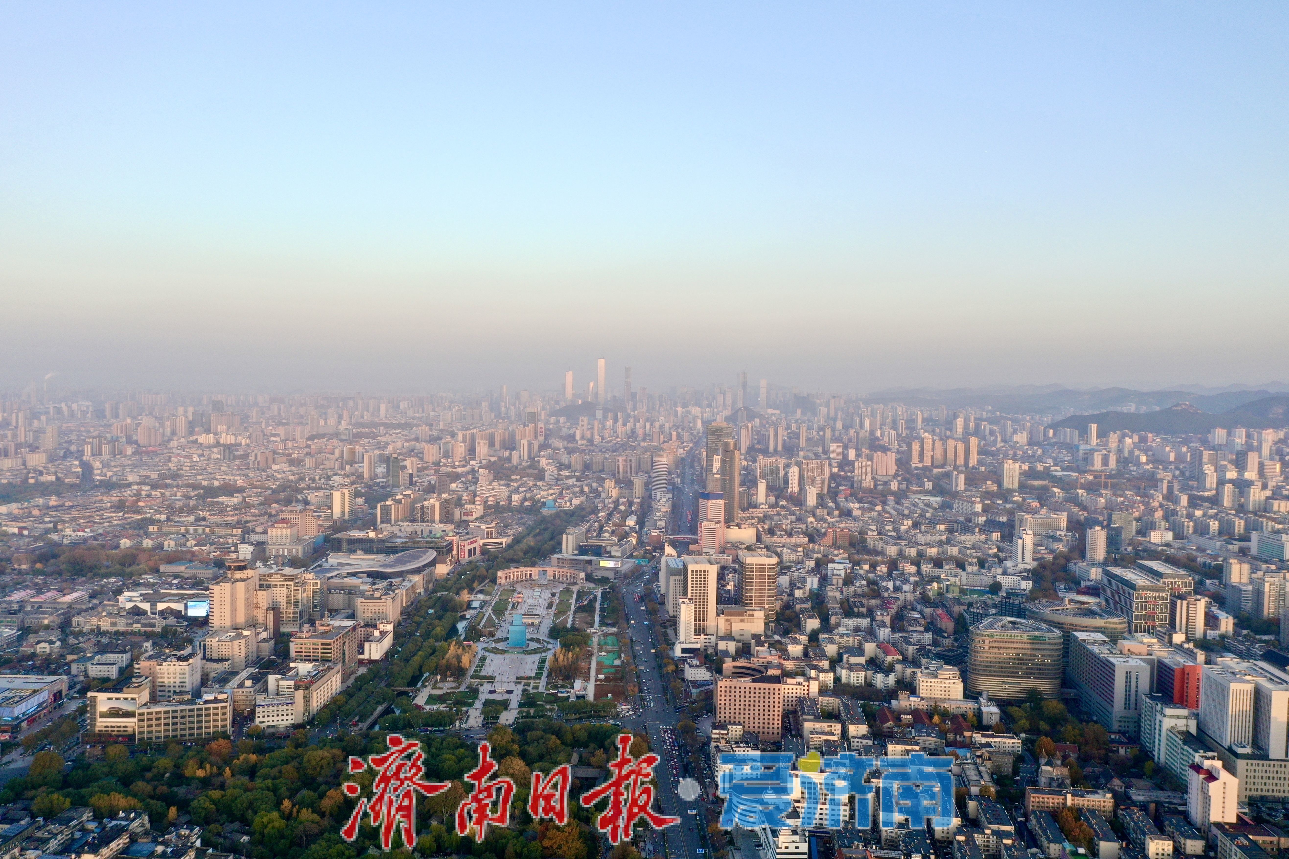 济南经四路邂逅落日熔金 城市天际线披上梦幻衣裳