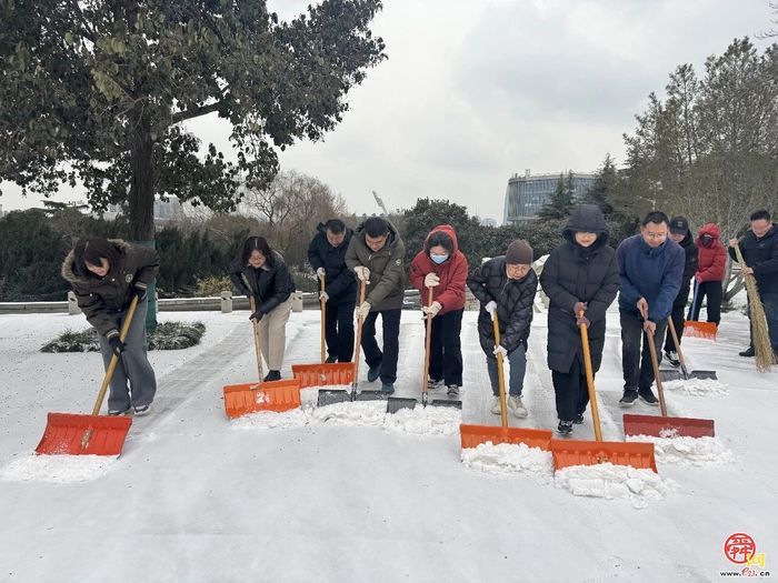 雪落泉城暖守护 九园联动保畅通 —— 济南市公园发展服务中心高效开展首场降雪清雪除冰工作