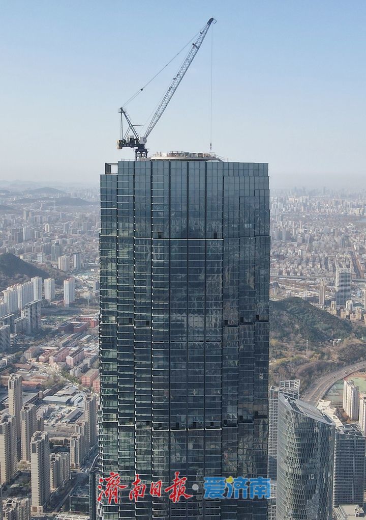 项目强省会｜济南“第一高”塔冠二层单元体幕墙安装近半