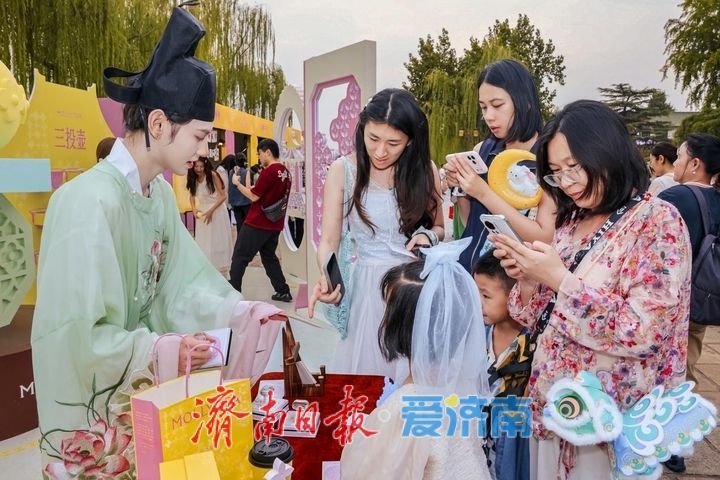 赏泉看戏、湖畔微醺！天下第一泉花式整活，点燃国庆假日热潮