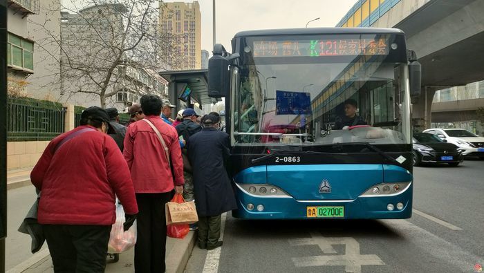 穿梭山间的“温情摆渡车”：济南K121路线温情服务纪实