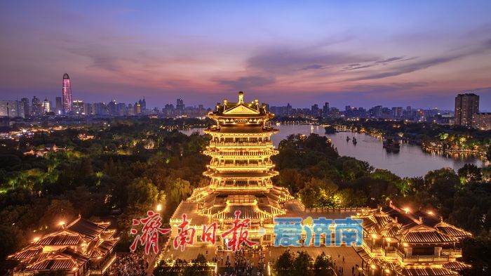 大明湖暮色浸染，定格泉城浪漫