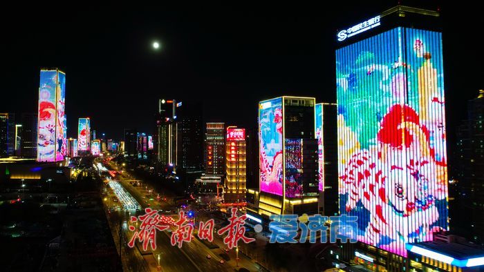 济南经十路楼体灯光秀，元宵节里的梦幻光影诗章