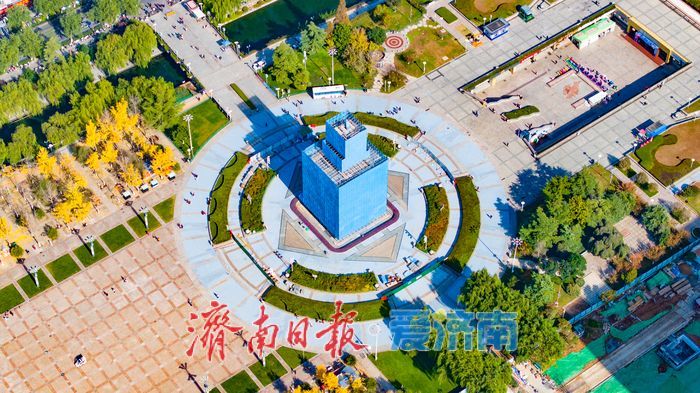 泉城广场泉标穿上“蓝色外衣”，月底维护完成