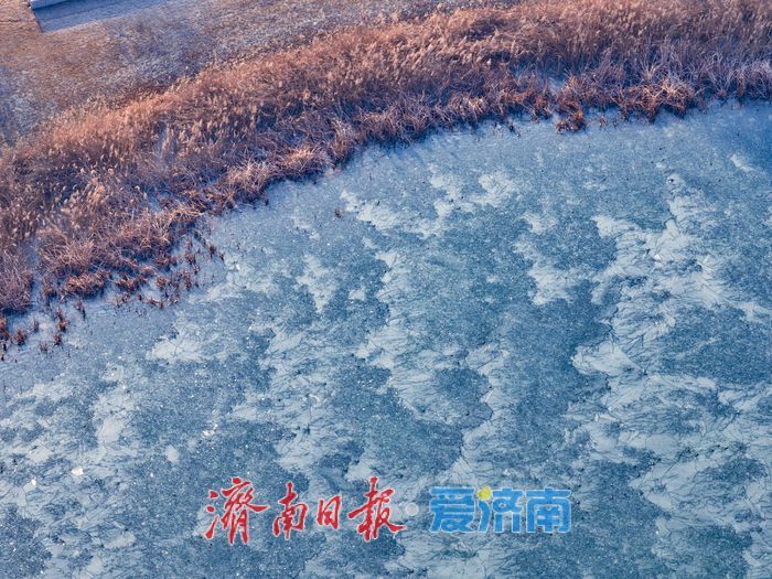 冰凝绘盛景 华山湖冬日冰封如入水墨长卷