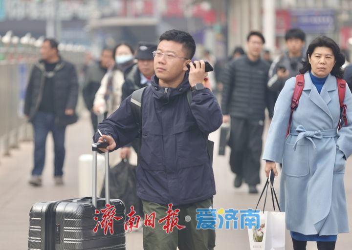 开学季来临 济南火车站返校学生与返乡旅客齐涌