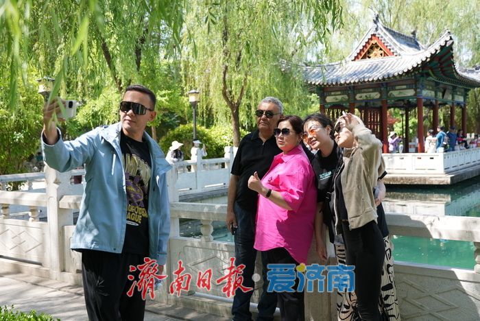 一年四季 泉在济南丨珍珠泉畔绿意盎然，游客争睹“泉涌珍珠”盛景