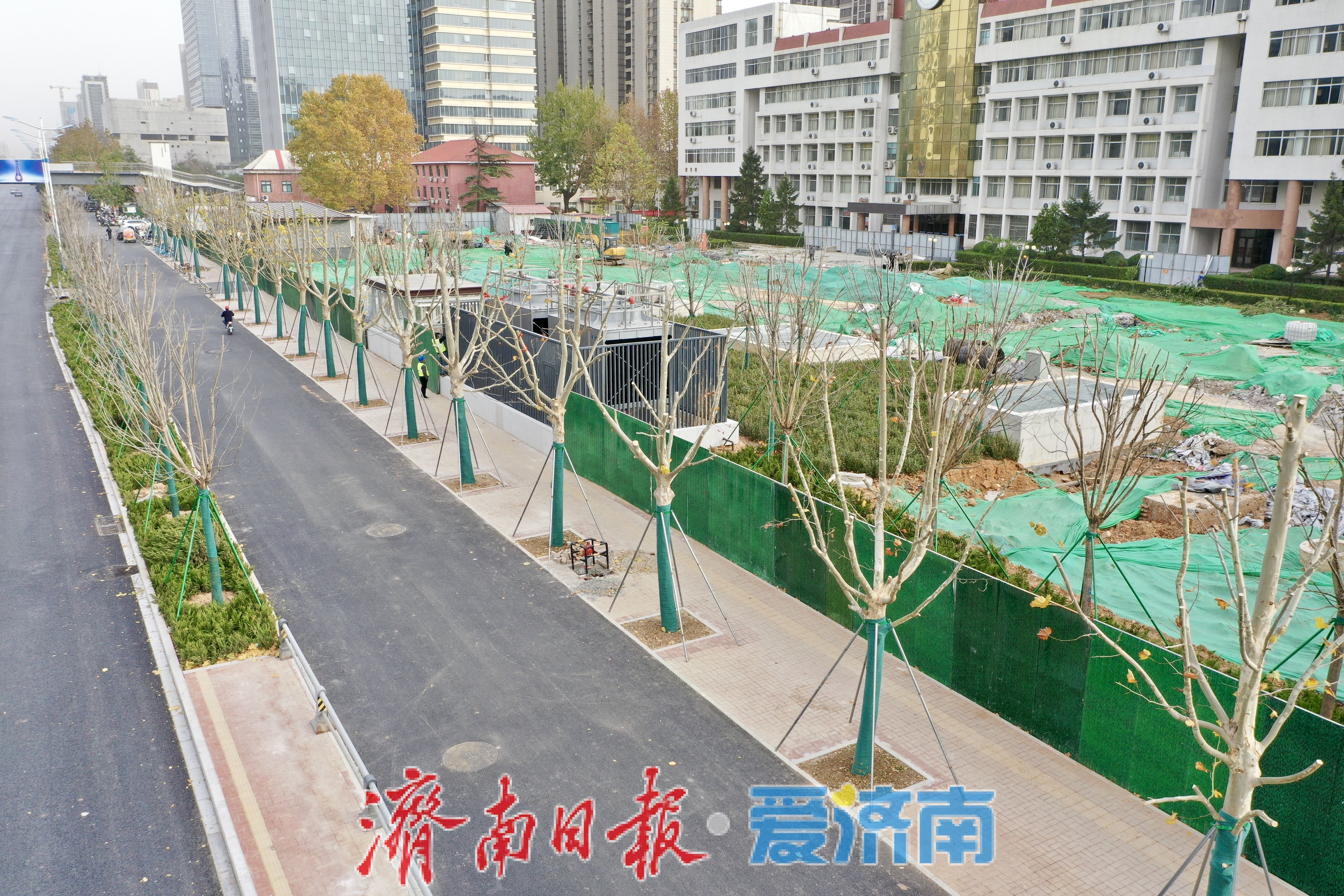 济南九中校前围挡拆除，周边通行环境显著改善