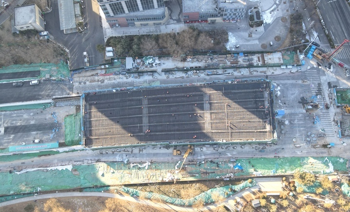 交相辉映！腊山河西路北延项目小清河两岸引桥显露雏形