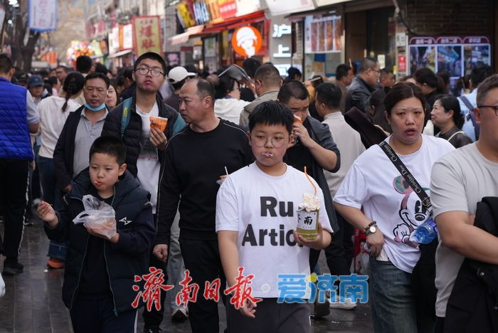 泉在济南过大年丨升腾“烟火气”释放泉城新春消费活力