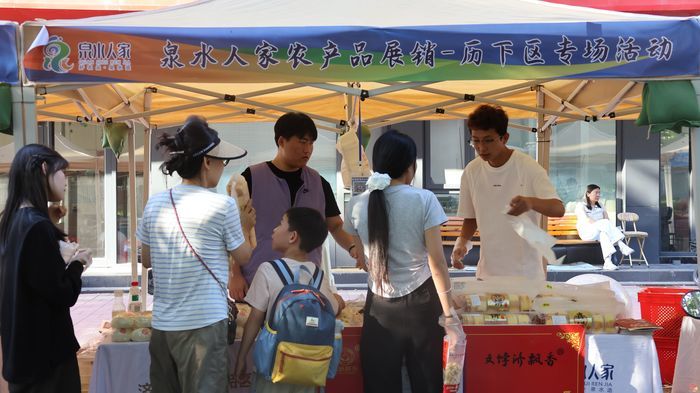 傍晚的街边烟火，上午的社区果香——泉水人家把新鲜摆在了两个地方