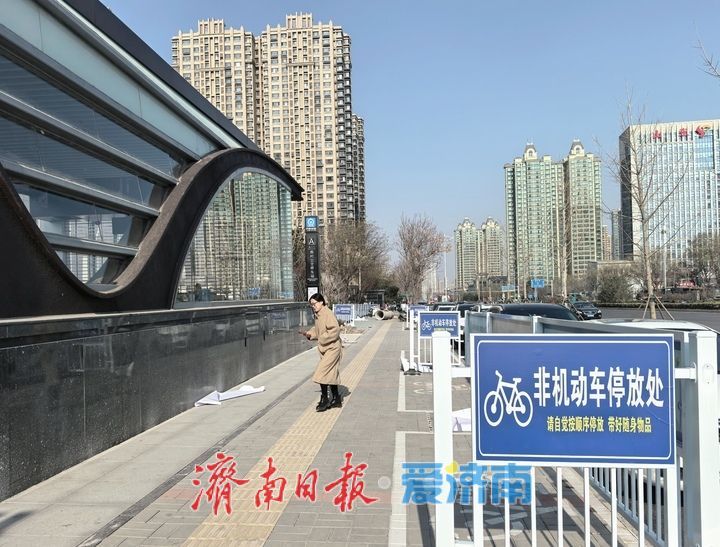 站名标识牌陆续安装就位 济南轨交8号线开通运营进入倒计时