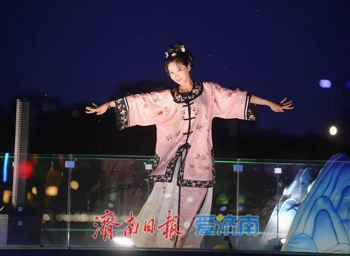 泉城新景致，明湖画中游