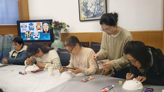 脸谱、宋锦、掐丝珐琅，“阅享银龄”非遗工坊带老爸老妈玩转非遗
