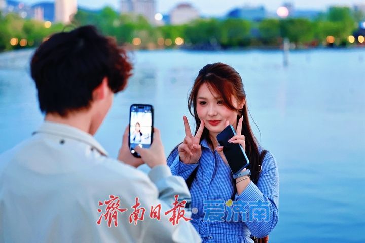 明湖晚霞醉游人 打卡热潮绘就泉城浪漫画卷