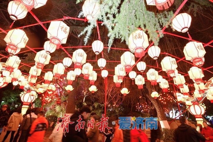 灯火璀璨年味浓，济南市第45届天下第一泉迎春花灯会进行试亮灯