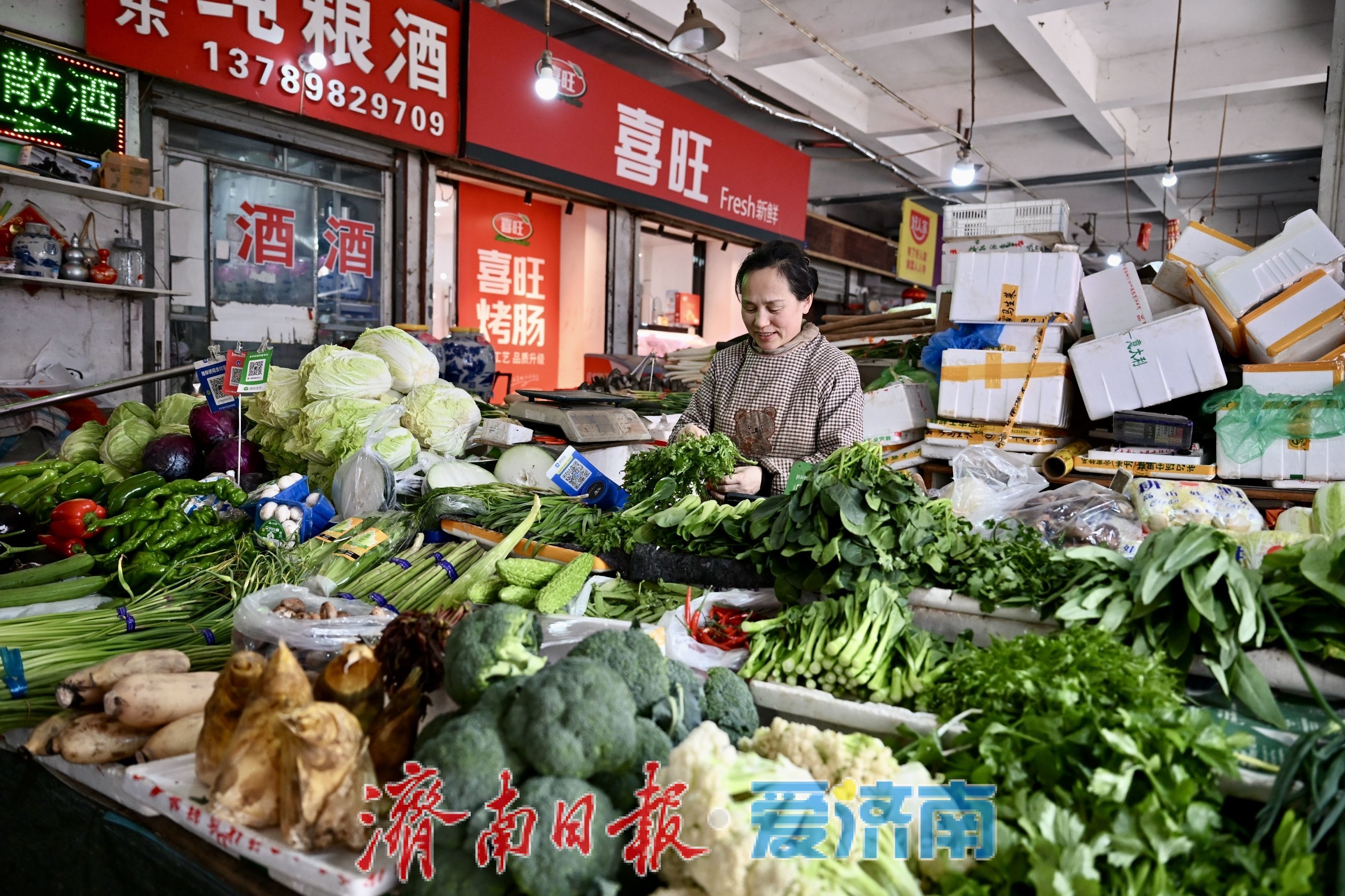 济南民族大街市场春菜上市 价格稳中有降人气旺